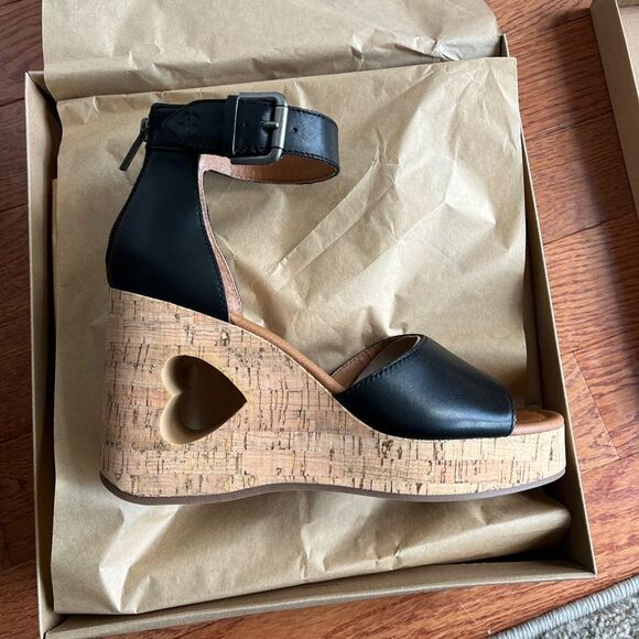 NWT LUCKY BRAND HIMMY HEART BLACK WEDGE SANDAL WEDGES WOMENS NEW IN BOX - Picture 2 of 10